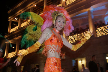 Hong Kong  eine Frau tanzt bei einem Fest