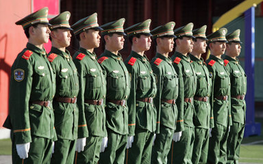 Peking  Chinesische Soldaten am Kaiserpalast