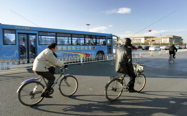 Peking  Strassenverkehr am Platz des Himmlischen Friedens