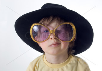 Kind mit Hut und Sonnenbrille