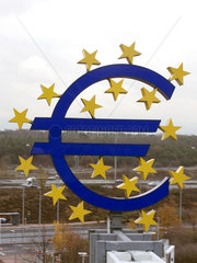 Symbolfoto  Eurozeichen am Frankfurter Flughafen