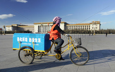 Peking  Radfahrer auf dem Platz des Himmlischen Friedens