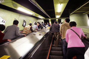 Hong Kong  Menschen auf einer Rolltreppe