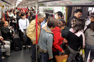 Hong Kong  Reisende steigen aus der U-Bahn aus