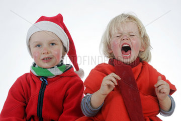 Berlin  Kinder als Weihnachtsmaenner verkleidet