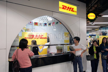 Hong Kong  Menschen an einem Schalter von DHL