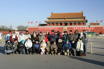 Peking  Touristengruppe vor dem Tor des Himmlischen Friedens