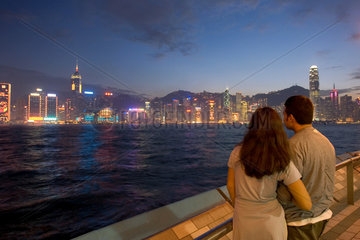 Hong Kong  ein Touristenpaar vor der Skyline