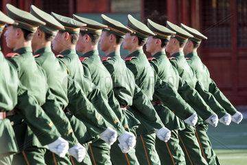 Peking  Chinesische Soldaten marschieren am Kaiserpalast