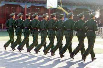 Peking  Chinesische Soldaten marschieren am Kaiserpalast
