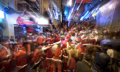 Hong Kong  Menschen feiern in Lan Kwai Fong
