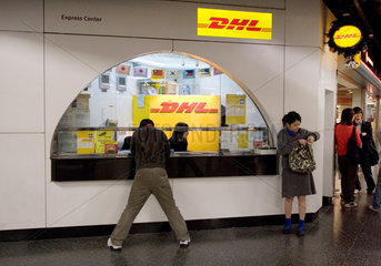 Hong Kong  Menschen an einem Schalter von DHL