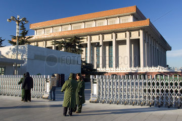 Peking  das Mao Mausoleum auf dem Platz des Himmlischen Friedens
