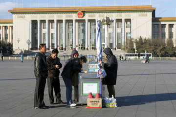 Peking  Verkaufsstand auf dem Platz des Himmlischen Friedens