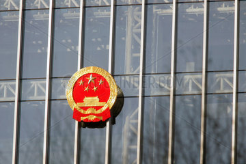 Peking  das Chinesische Nationalemblem an einer Glasfassade