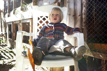 Prangendorf  ein Kind sitzt auf einem Stuhl