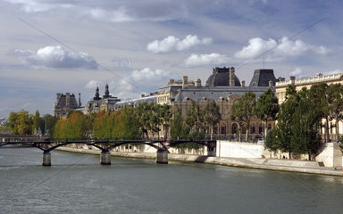 Paris  Blick auf die Seine  im Hintergrund der Louvre