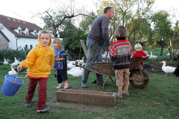 Prangendorf  Kinder helfen dem Bauern beim Fuettern der Enten