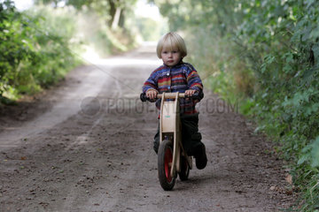 Prangendorf  Kleinkind faehrt auf seinem Laufrad