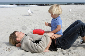 Graal Mueritz  eine Mutter mit ihrem Kind am Strand