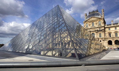 Paris  die Glaspyramide vor dem Haupteingang des Louvre