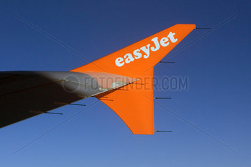 Symbolfoto  Tragflaeche eines Flugzeugs von easy Jet mit dem Logo