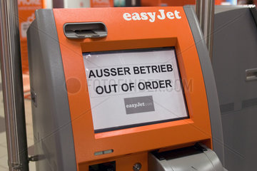 Berlin  ein defekter Quick-Check-In-Automat der Airline easy Jet am Flughafen Schoenefeld