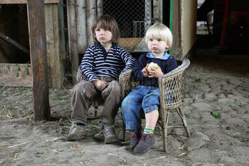 Prangendorf  Kinder sitzen auf ihren Stuehlen