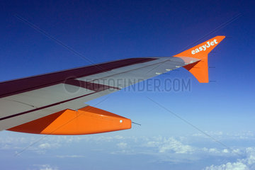 Symbolfoto  Tragflaeche eines Flugzeugs von easy Jet