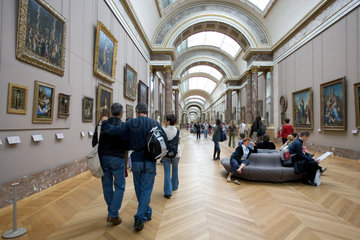 Paris  Menschen laufen durch die Gaenge des Louvre