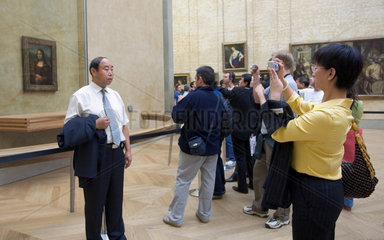 Paris  ein Mann wird vor dem Gemaelde der Mona Lisa im Louvre fotografiert