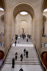 Paris  Treppenaufgang im Louvre