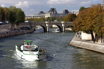 Paris  Blick auf die Seine  im Hintergrund das Gebaeude des Louvre