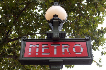 Paris  Hinweisschild auf eine Metrostation