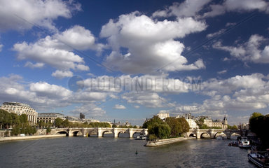 Paris  Seinepanorama mit Bruecke Pont Neuf und der Ile de la Cite