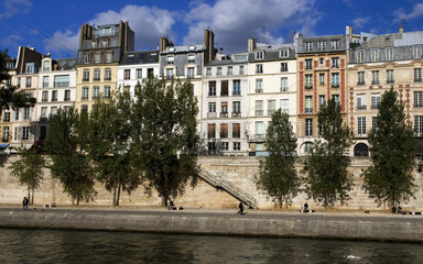 Paris  Wohnhaeuser an der Seine