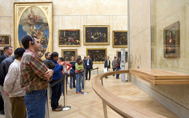 Paris  Museumsbesucher betrachten die Mona Lisa im Louvre