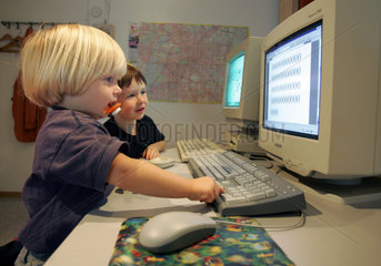 Berlin  Kinder sitzen vor dem Computer