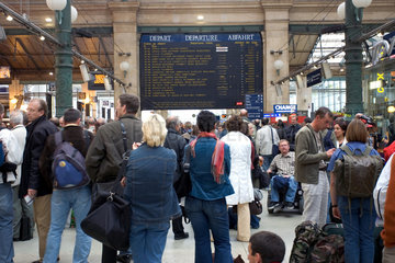 Paris  Reisende am Bahnhof Gare du Nord