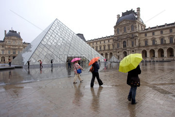 Paris  der Haupteingang des Louvre