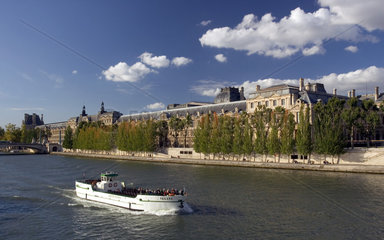 Paris  Blick auf die Seine  im Hintergrund der Louvre