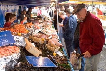 Paris  Menschen auf einem Wochenmarkt