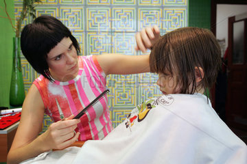 Berlin  ein Kind beim Friseur