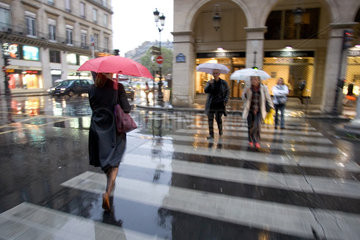 Paris  Menschen ueberqueren eine Strasse