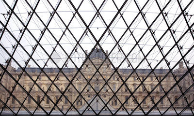 Paris  Blick durch das Dach der Glaspyramide auf den Louvre