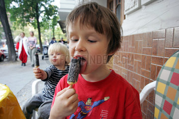 Berlin  Kinder essen ein Eis
