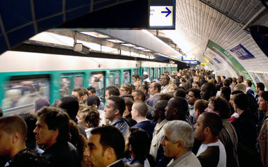 Paris  Reisende auf einer Metrostation