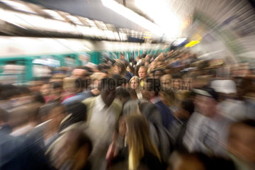 Paris  Reisende auf einer Metrostation