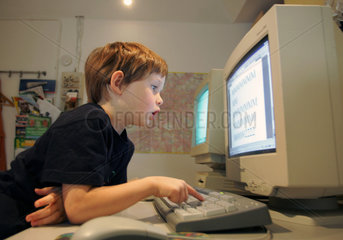 Berlin  ein Kind sitzt vor einem Computer