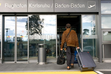 Baden-Baden  Reisender betritt den Flughafen Karlsruhe / Baden-Baden